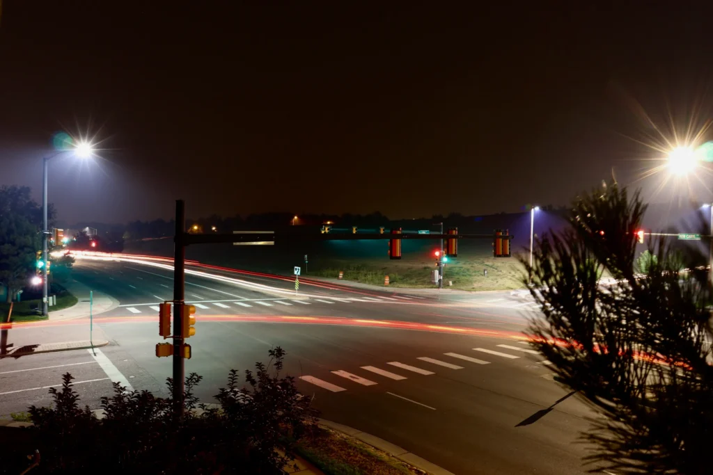 A picture of an intersection in Ken Caryl at night